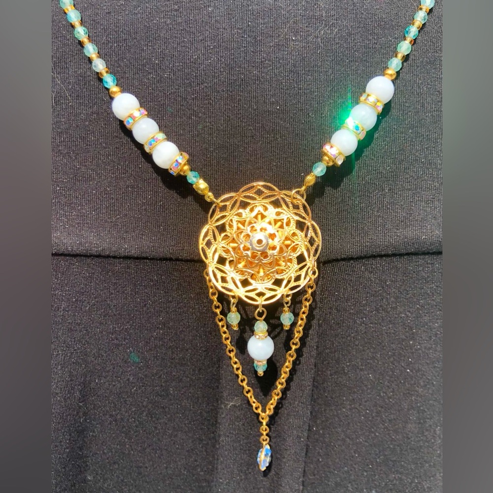 Semiprecious stones, sparkling glass - Picture 6 of 10